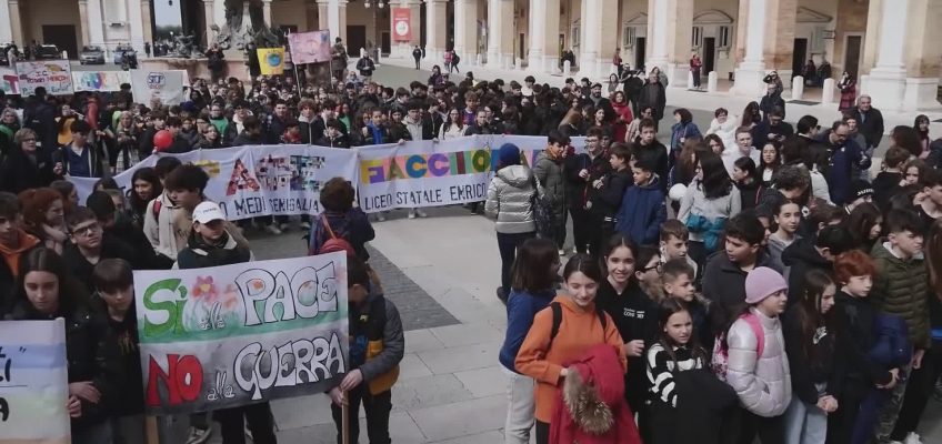 A LORETO 500 STUDENTI MARCIANO PER LA PACE